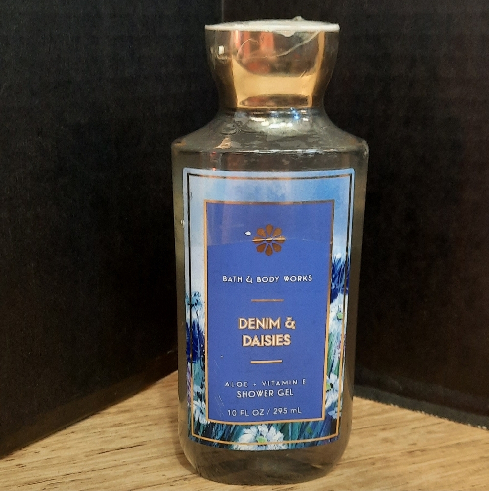 "DENIM AND DAISES"  BATH AND BODY WORKS